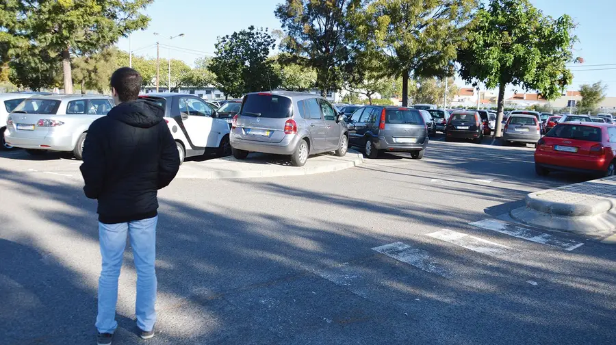 Moradores de Alverca temem caos para estacionar durante obras no terminal rodoferroviário Moradores de Alverca temem caos para estacionar durante obras no terminal rodoferroviário