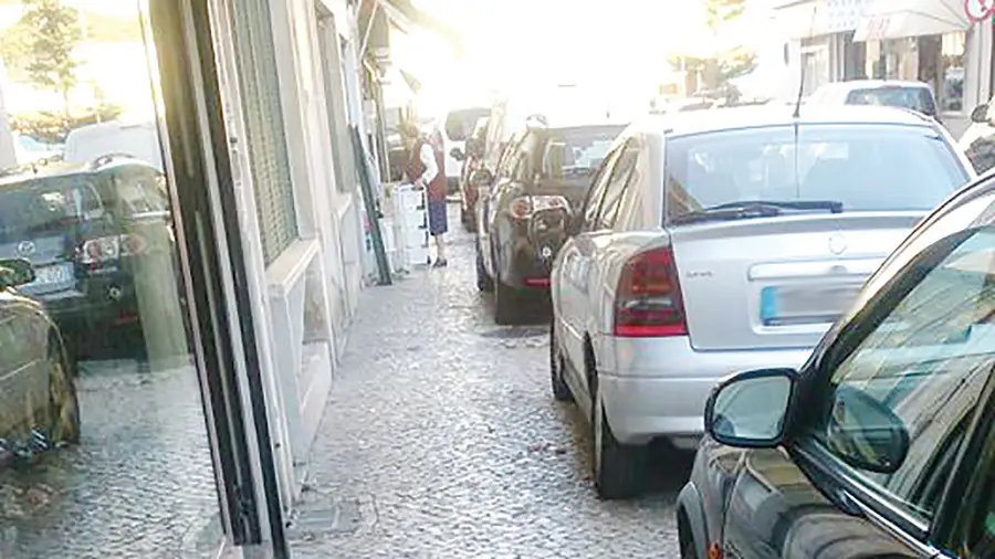 Entre o carro e a parede Entre o carro e a parede