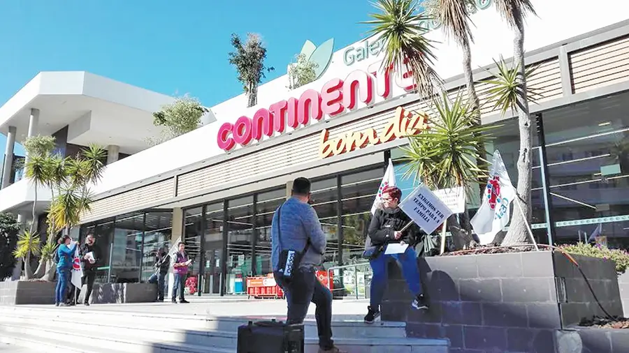 Trabalhadores de supermercado proibidos de se sentarem