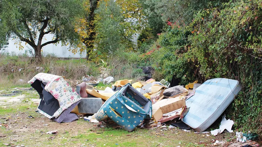 Terreno junto ao cemitério de Minde transformado em lixeira