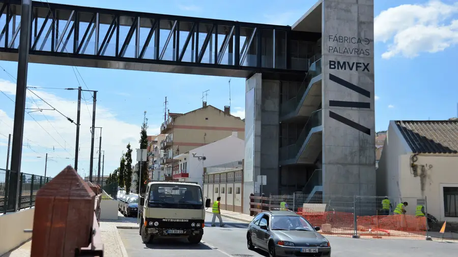 Protecção civil fecha passagem superior em Vila Franca de Xira