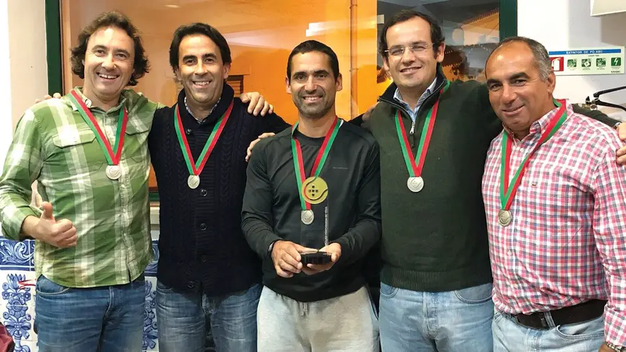 Veteranos do ténis de Almeirim festejam prémios e subida à primeira divisão Veteranos do ténis de Almeirim festejam prémios e subida à primeira divisão