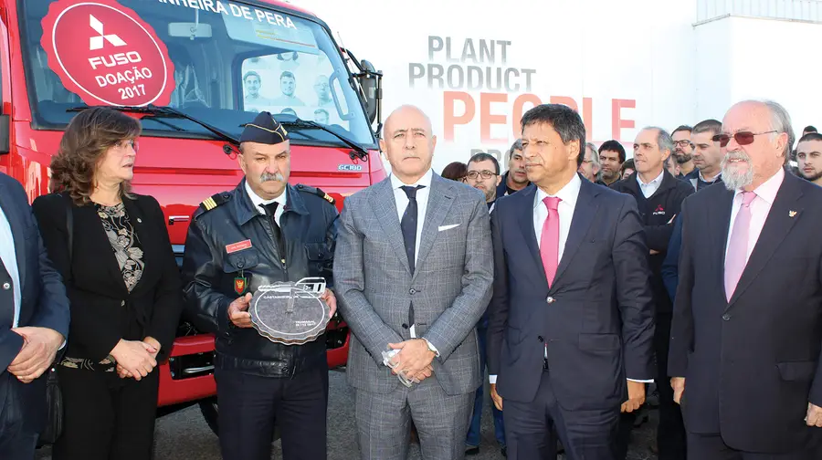 Fabricante de camiões no Tramagal oferece viaturas a bombeiros
