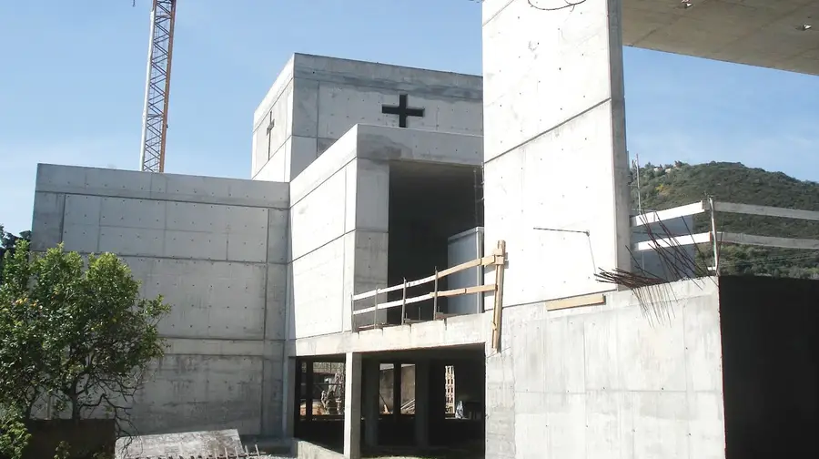 Igreja megalómana de Povos continua por concluir passados dez anos Igreja megalómana de Povos continua por concluir passados dez anos