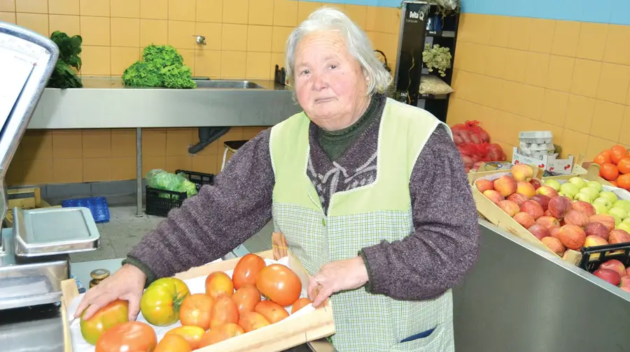 Cinco clientes mantêm a última vendedora no Mercado da Castanheira