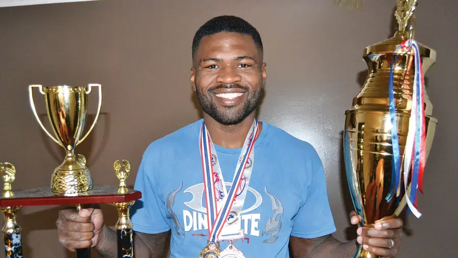 Um campeão de artes marciais que não gosta de confusões Um campeão de artes marciais que não gosta de confusões