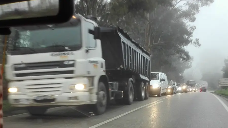 Nevoeiro cerrado e semáforos desligados geram engarrafamentos na ponte da Chamusca