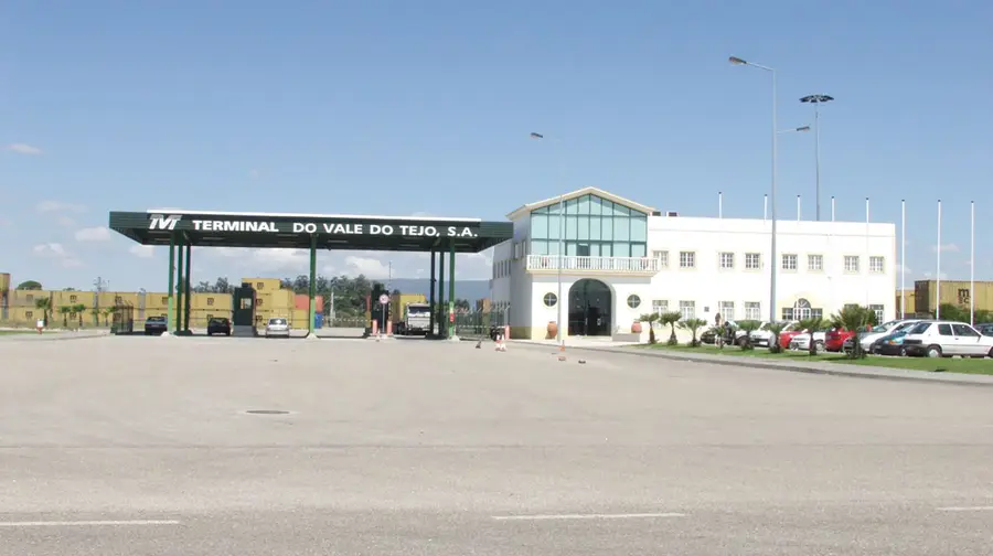 Acesso ferroviário ao Terminal Vale do Tejo vai ser electrificado Acesso ferroviário ao Terminal Vale do Tejo vai ser electrificado