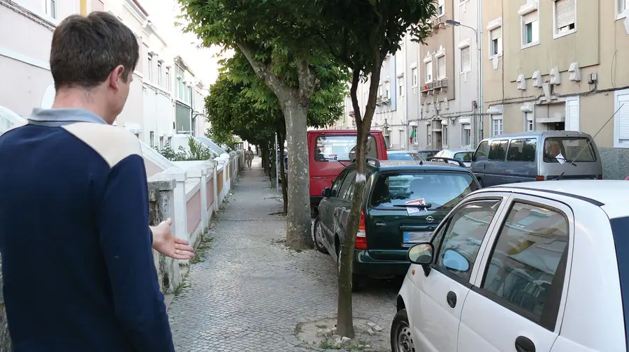 Moradores do centro de Alverca fartos do estacionamento abusivo