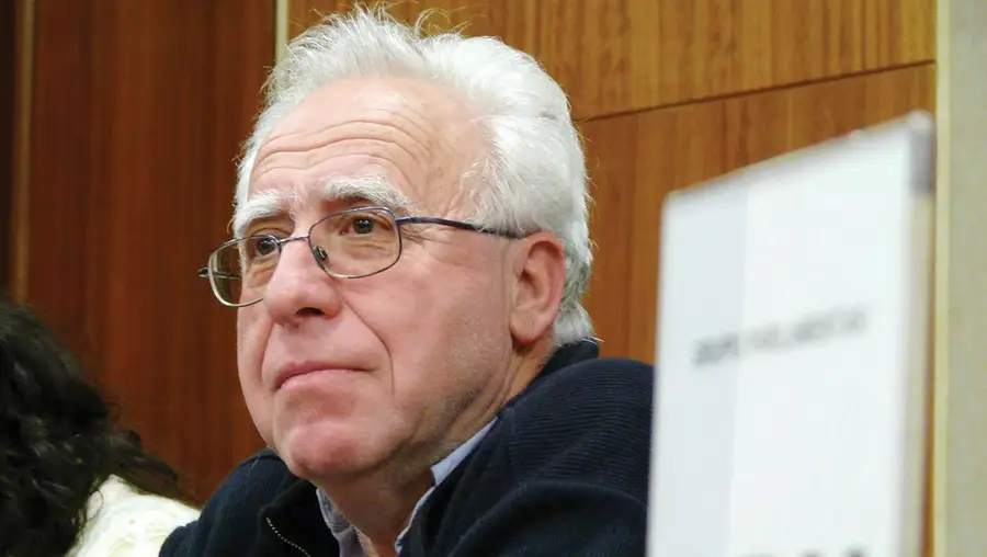 Pregos e cola na fechadura junta em tribunal dois antigos políticos comunistas divorciados Pregos e cola na fechadura junta em tribunal dois antigos políticos comunistas divorciados