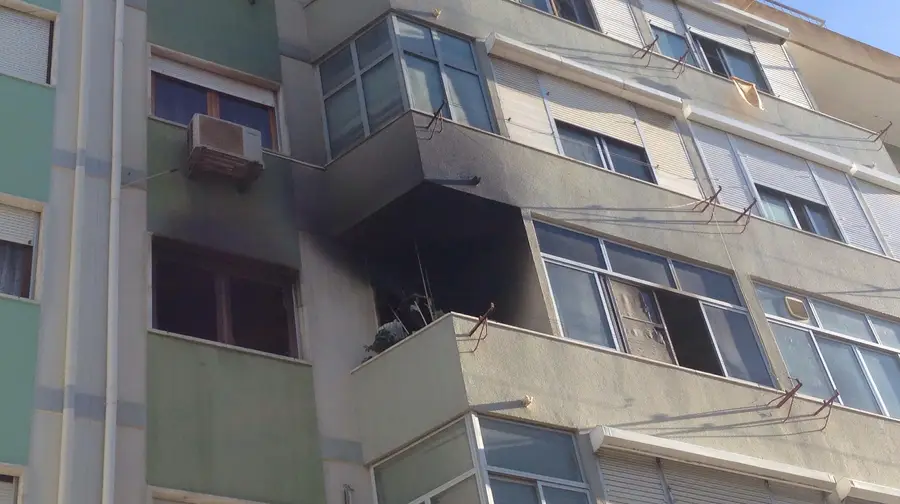 Incêndio em apartamento em Alverca