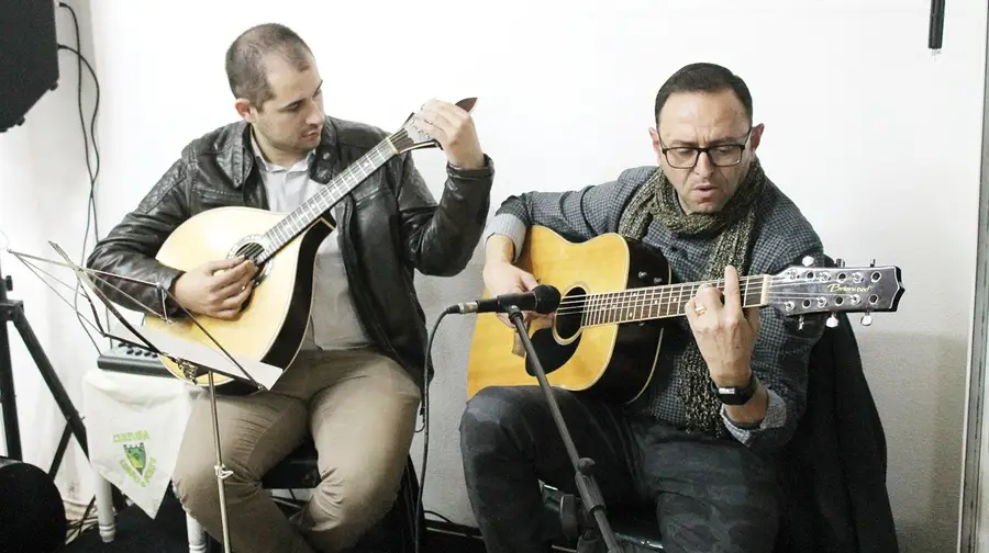 António Alves, na viola de fado