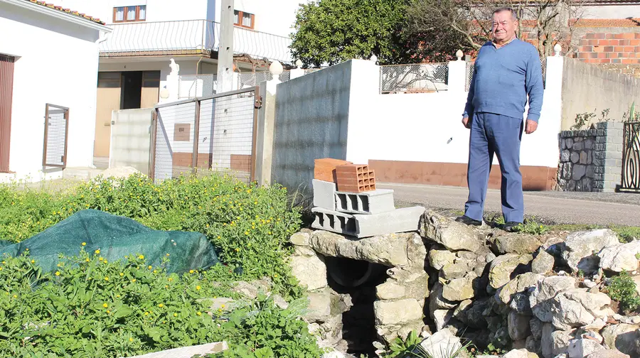 Muro a desfazer-se pode afectar estrada na aldeia do Prado