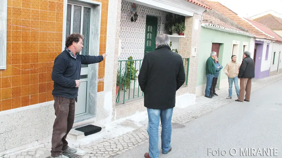 Rotura em conduta de esgotos causa litígio entre vizinhos em Aveiras de Cima