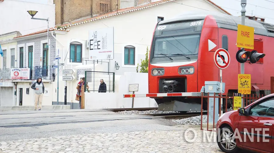 Passagem de nível é travessia mortal no cais de Vila Franca de Xira Passagem de nível é travessia mortal no cais de Vila Franca de Xira