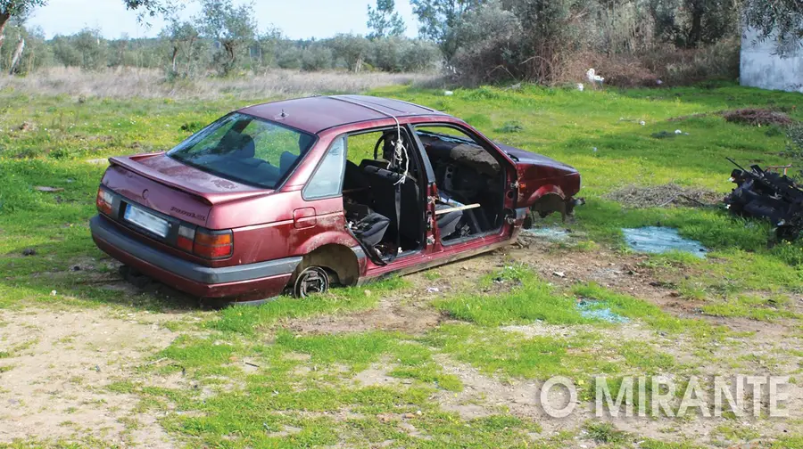 Terreno da Câmara da Barquinha usado para depositar e desmantelar carros velhos