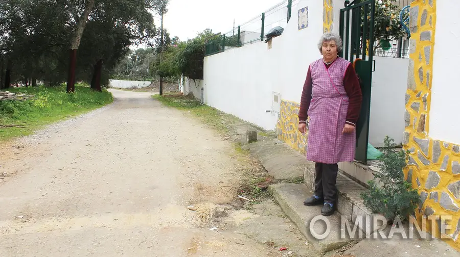 Moradores da Rua da Olaria querem alcatrão na estrada