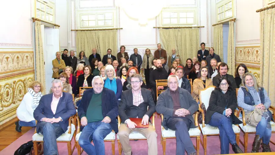 Cento e duas instituições Cento e duas instituições