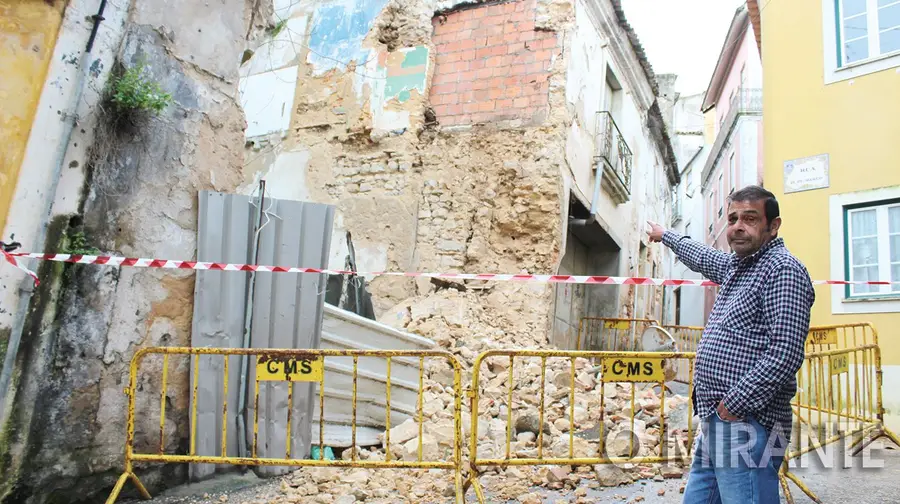 Prédio que ameaçava ruir no centro histórico de Santarém veio mesmo abaixo