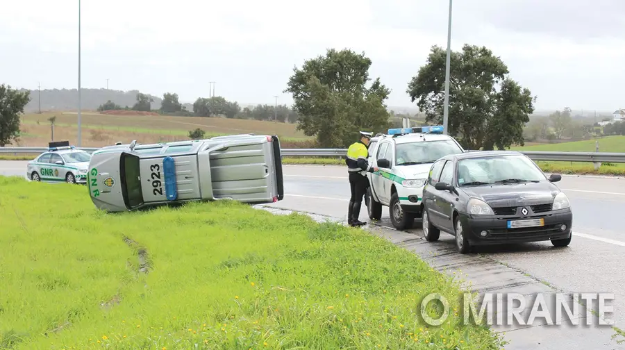 Veículo da GNR despista-se junto à ponte Salgueiro Maia Veículo da GNR despista-se junto à ponte Salgueiro Maia
