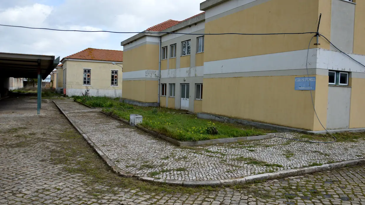 No interior da Escola da Armada nove anos depois do encerramento