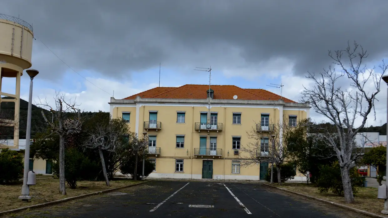 No interior da Escola da Armada nove anos depois do encerramento