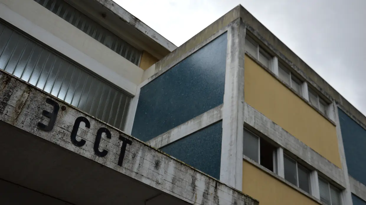 No interior da Escola da Armada nove anos depois do encerramento