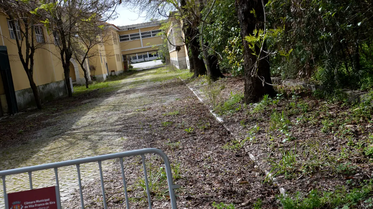 No interior da Escola da Armada nove anos depois do encerramento