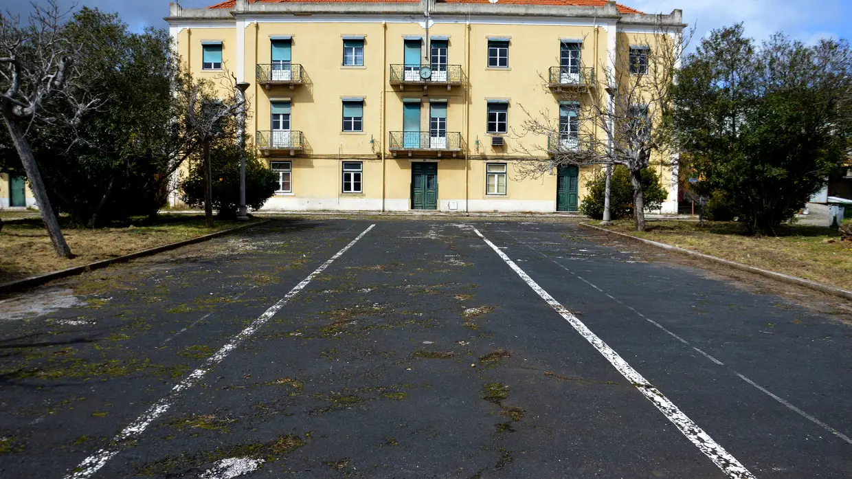 No interior da Escola da Armada nove anos depois do encerramento