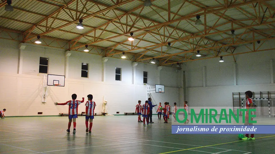 Futsal à média luz em pavilhão de Alhandra porque autarquias não se entendem