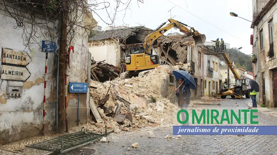 Prédio em ruínas na Ribeira de Santarém foi finalmente demolido Prédio em ruínas na Ribeira de Santarém foi finalmente demolido