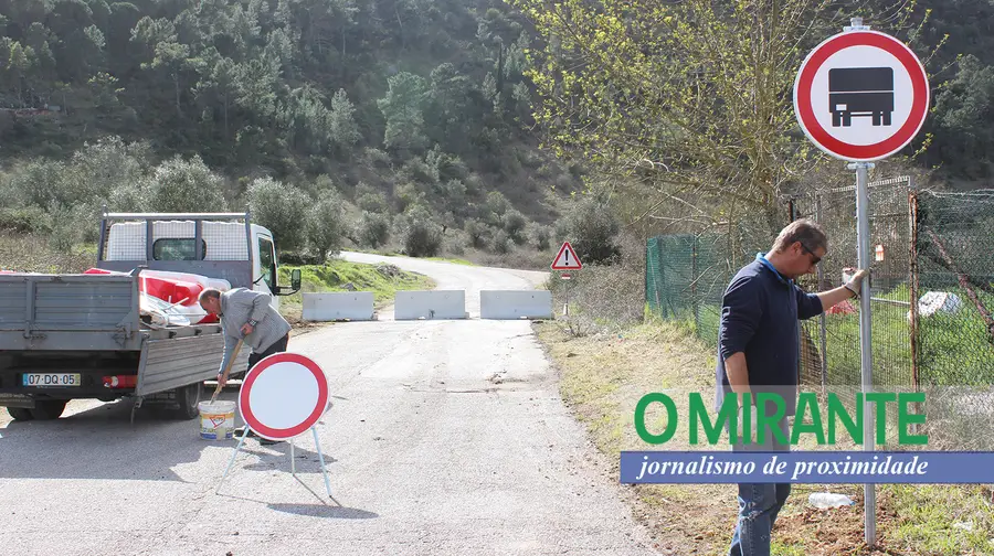 Câmara fechou estrada entre Minde e Serra de Santo António mas proibição está a ser ignorada