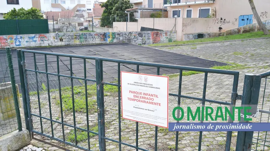 Parque infantil em Alverca encerrado há dois anos para obras que nunca mais chegam Parque infantil em Alverca encerrado há dois anos para obras que nunca mais chegam