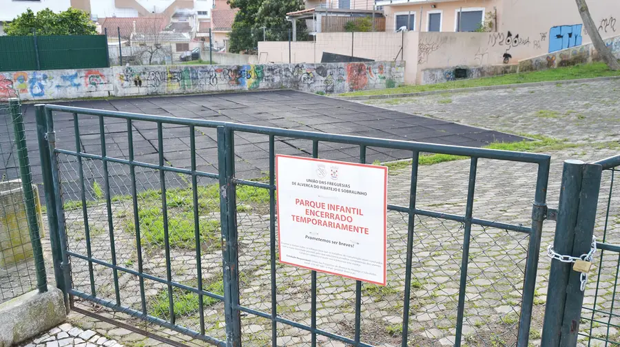 Parque infantil em Alverca encerrado espera por obras há dois anos