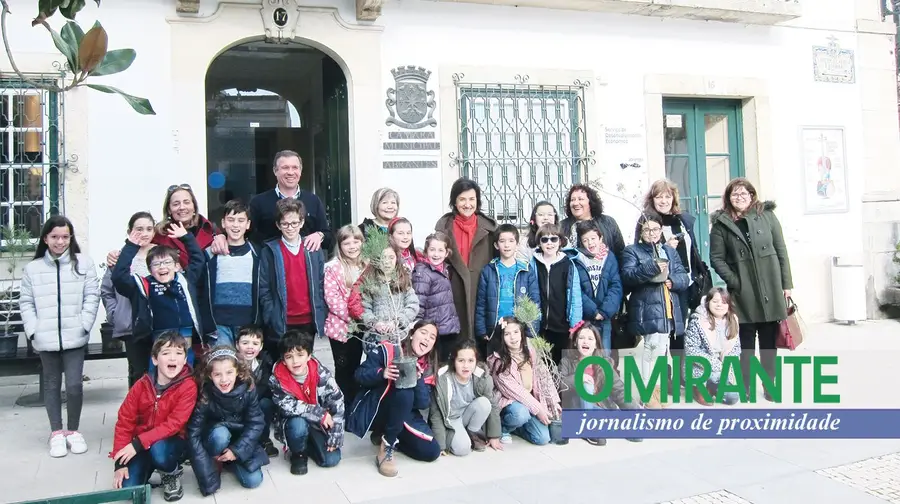 Uma delegação de 25 alunos Uma delegação de 25 alunos
