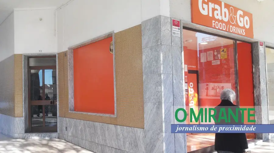Loja de venda automática de comidas e bebidas tira o sono a moradores Loja de venda automática de comidas e bebidas tira o sono a moradores