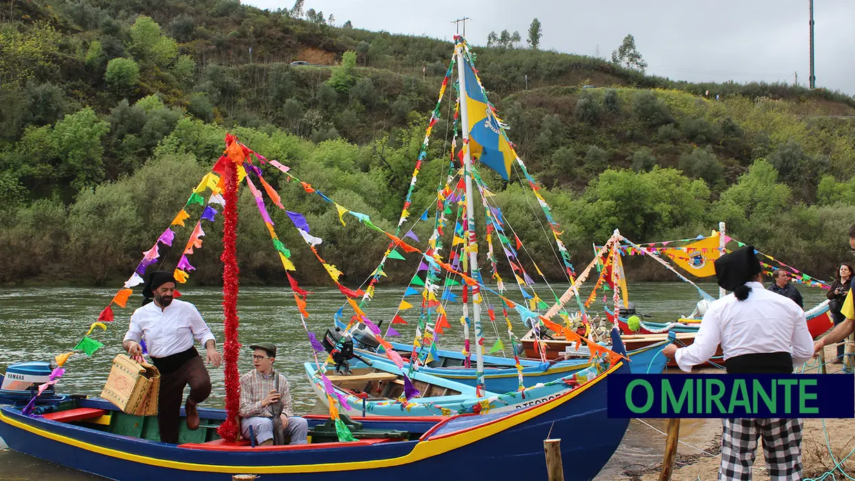 Desfile de barcos engalanados na festa de Nossa Senhora da Boa Viagem em Constância