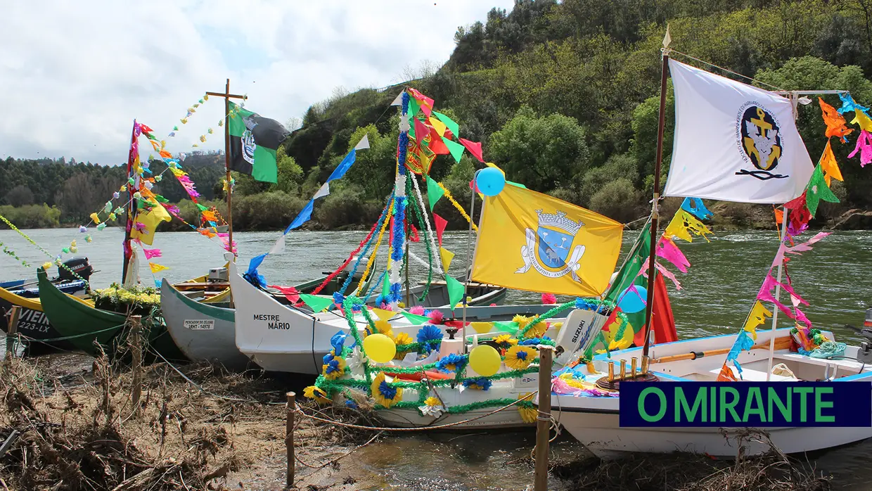 Desfile de barcos engalanados na festa de Nossa Senhora da Boa Viagem em Constância