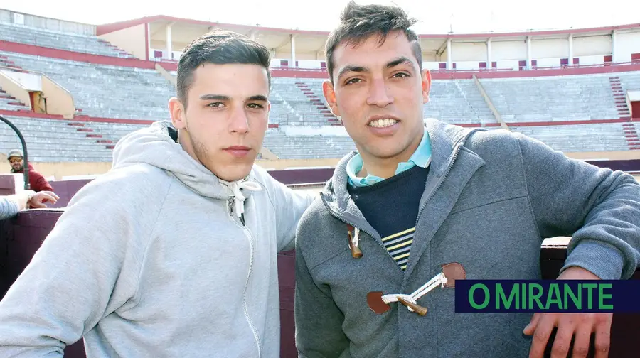 Dois jovens de Benavente e Vila Franca de Xira que fazem arte a saltar por cima de toiros Dois jovens de Benavente e Vila Franca de Xira que fazem arte a saltar por cima de toiros