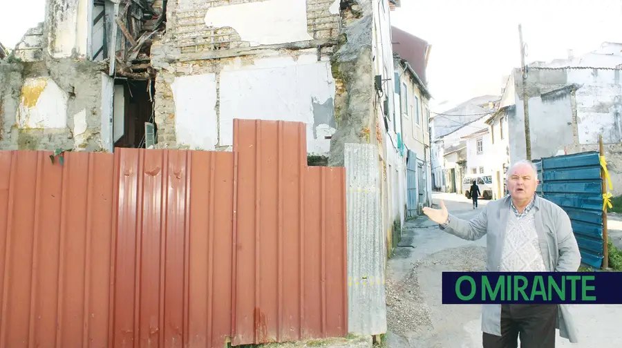 Moradores e comerciantes preocupados com casa em ruínas em Torres Novas