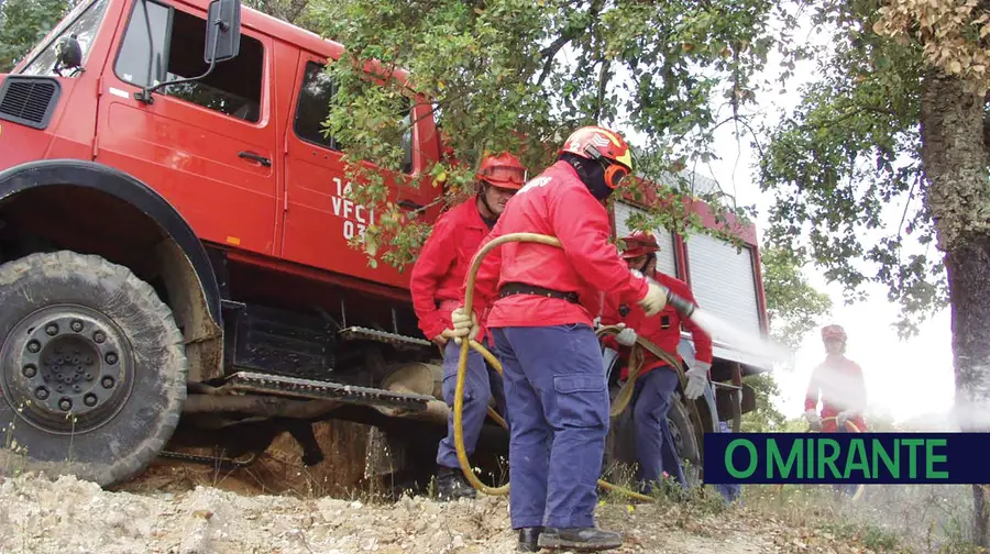 Há muitos bombeiros a cair quando estão a sair das viaturas