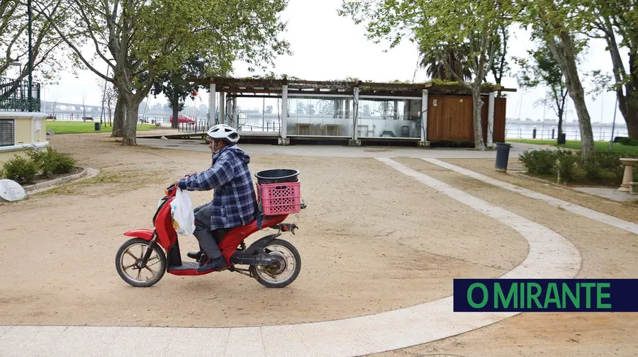 Utilizadores de jardim em Vila Franca de Xira querem cafetaria a funcionar