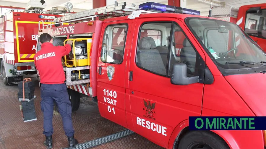 Carro dos Bombeiros de Alcoentre coloca em risco os operacionais