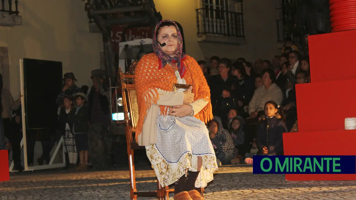 Espetáculo O Povo Saiu à Rua, pela Associação Teatral Revisteiros- Samora Correia- 25 de Abril
