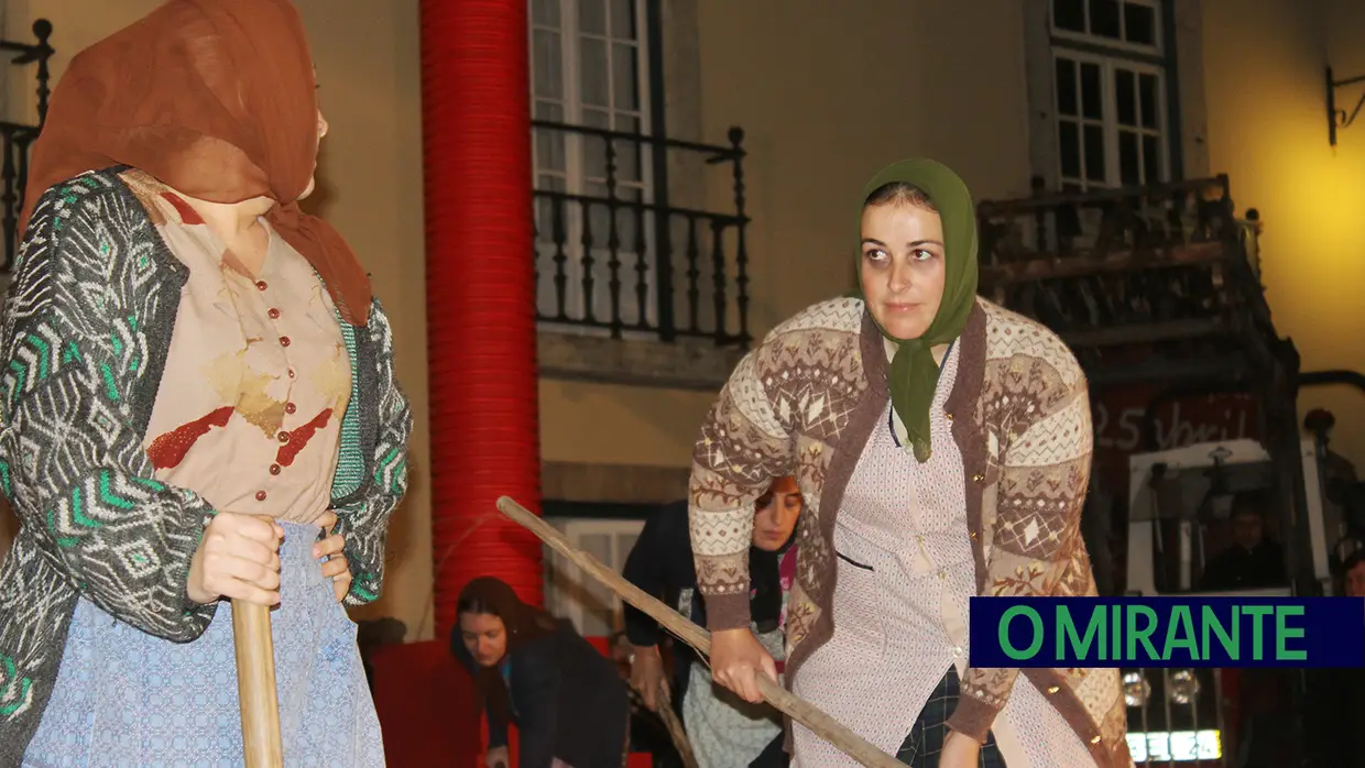 Espetáculo O Povo Saiu à Rua, pela Associação Teatral Revisteiros- Samora Correia- 25 de Abril