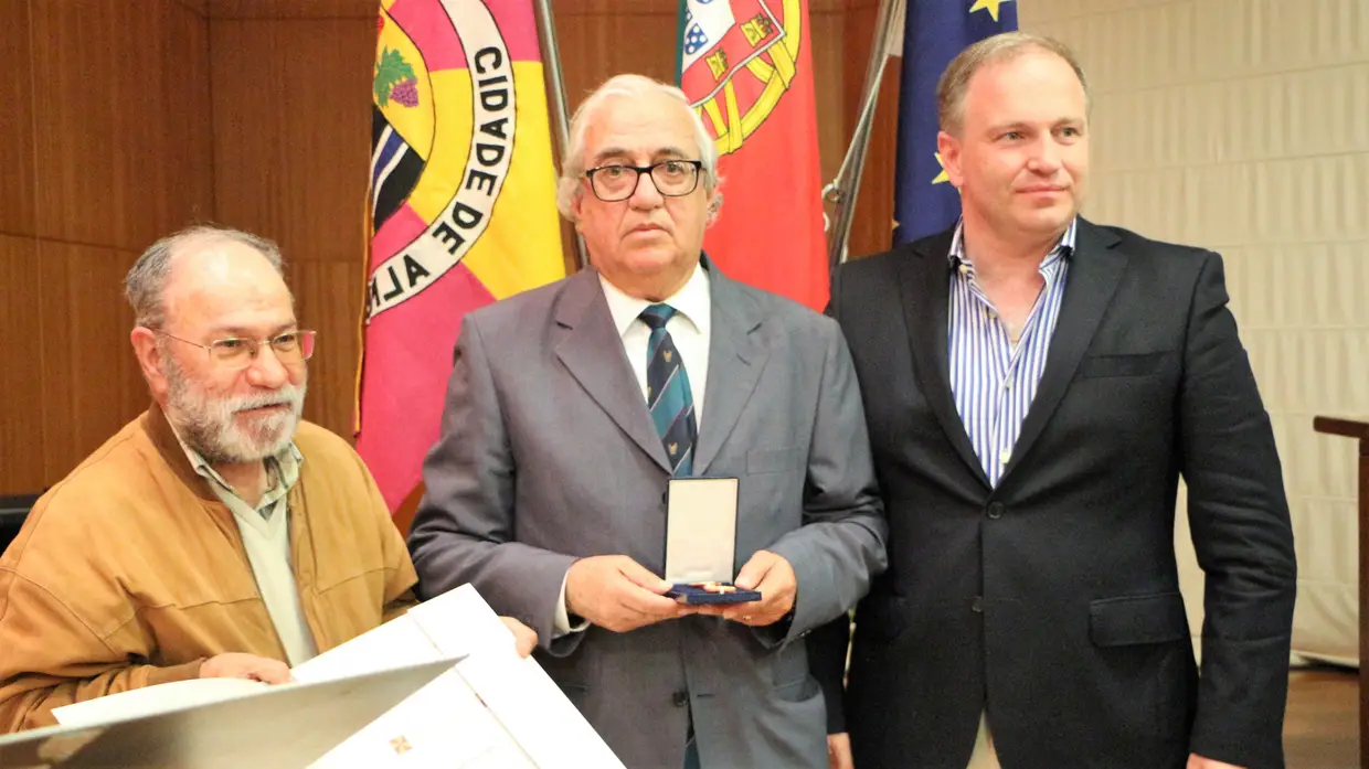 Álvaro Ribeiro (Ex-treinador de atletismo) - Medalha de mérito desportivo grau ouro.