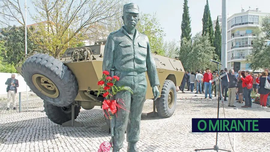 Foram-se os cravos mas ficou a estátua