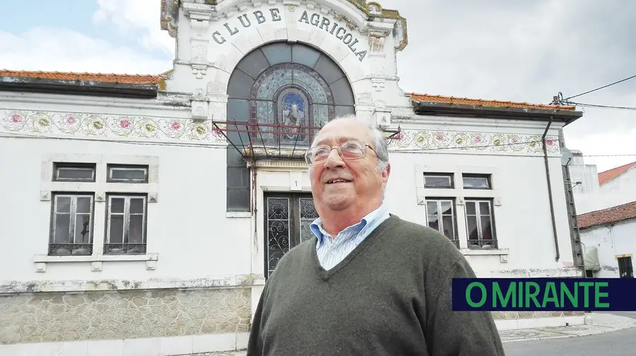 O homem reservado que é capaz de pôr uma sala a rir quando sobe ao palco