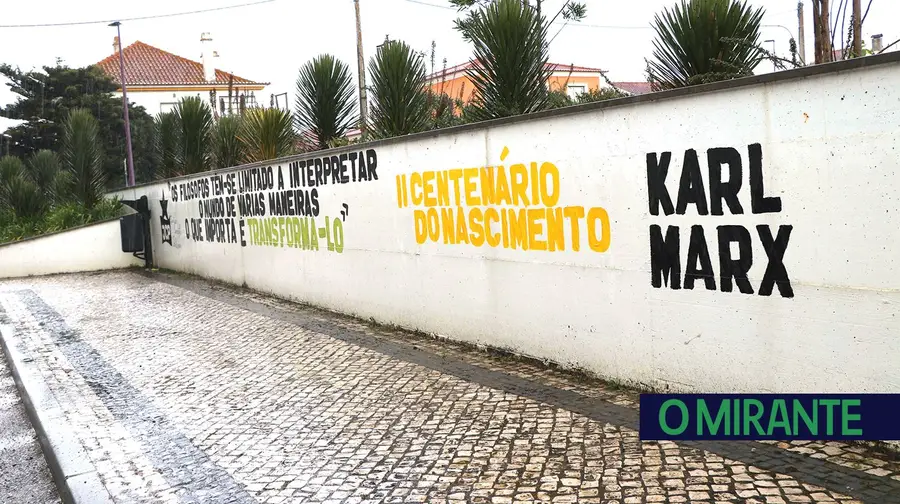 Pinturas em muro a evocar Karl Marx geram controvérsia em Alpiarça Pinturas em muro a evocar Karl Marx geram controvérsia em Alpiarça