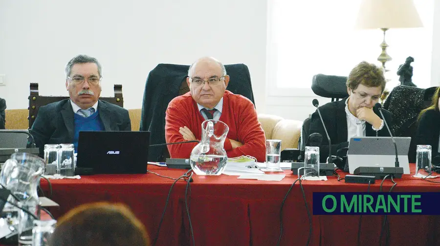 Negado o interesse público para central de betão em pedreira de Vialonga Negado o interesse público para central de betão em pedreira de Vialonga